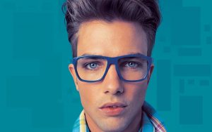 óculos coloridos 300x188 - O óculos de grau ideal para cada ocasião